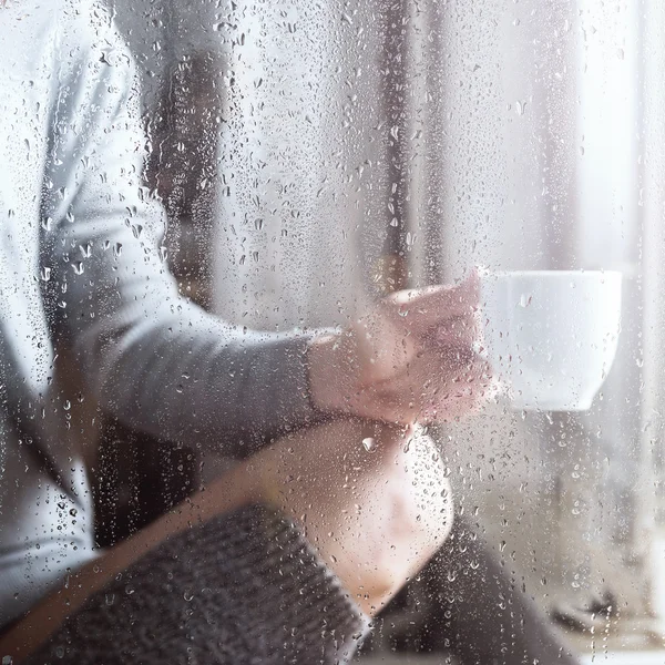 Jeune femme avec tasse — Photo