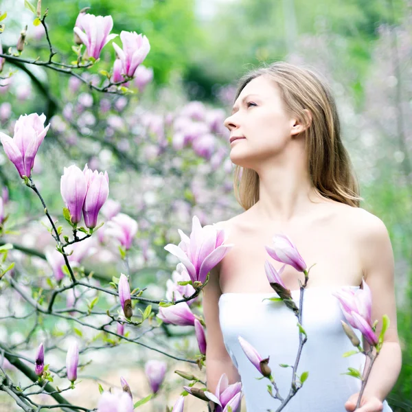 Prachtige lente meisje met bloemen — Stockfoto