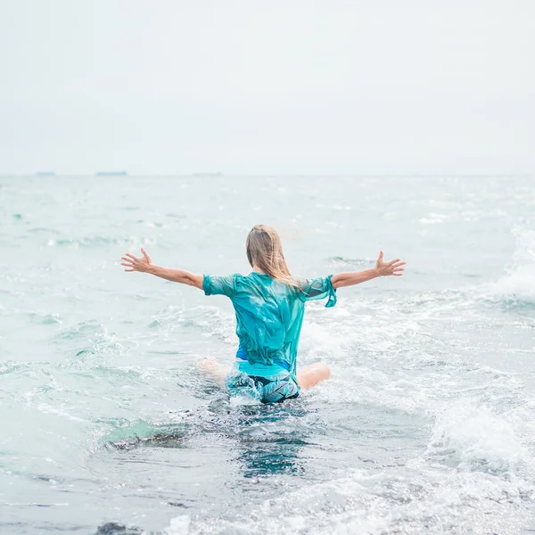 Mujer meditando en el mar —  Fotos de Stock