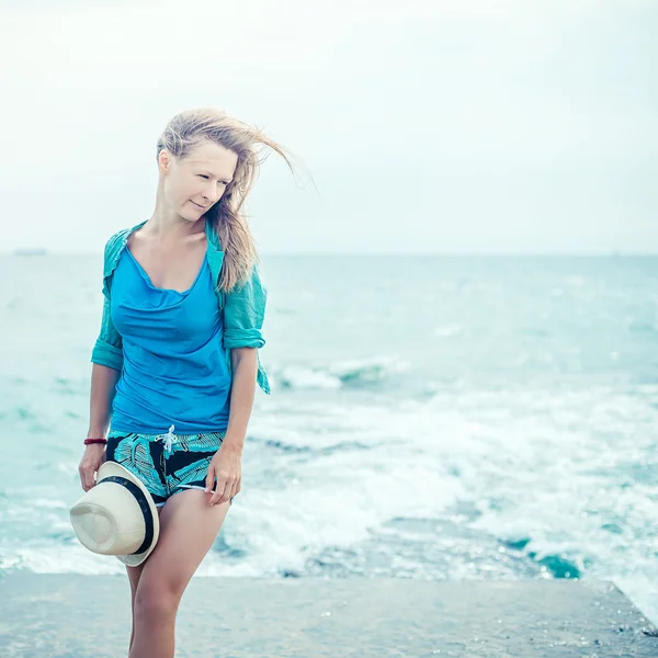 Mujer joven feliz posando —  Fotos de Stock