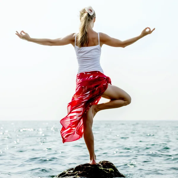 Mulher meditando no mar — Fotografia de Stock