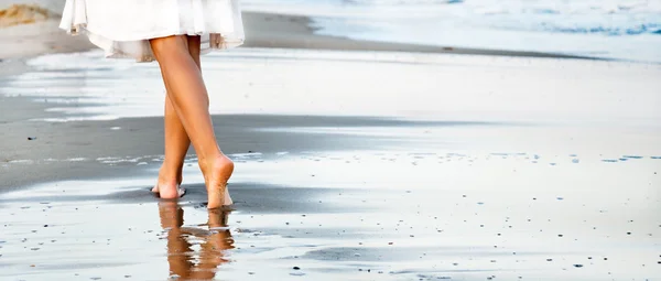 Mulher andando na praia de areia — Fotografia de Stock