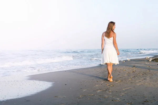 Chica de pie en la playa — Foto de Stock