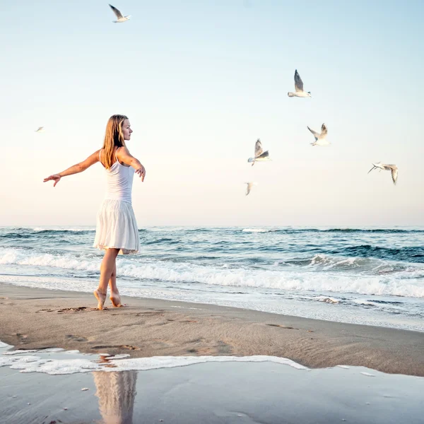 Girl standing at the beach — Stock Photo, Image