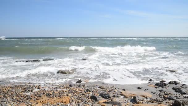 Κόστος θάλασσα με κύματα, άμμος και πέτρες — Αρχείο Βίντεο