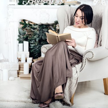 Kadın kanepe, kitap okumak