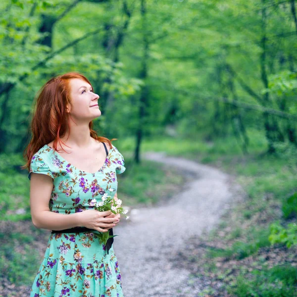 Beautiful portrait of woman in the park — Stock Photo, Image