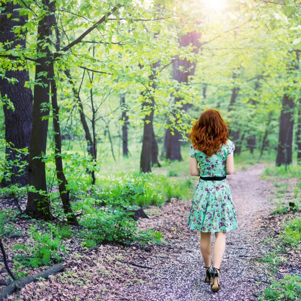 Beautiful woman in the park — Stock Photo, Image