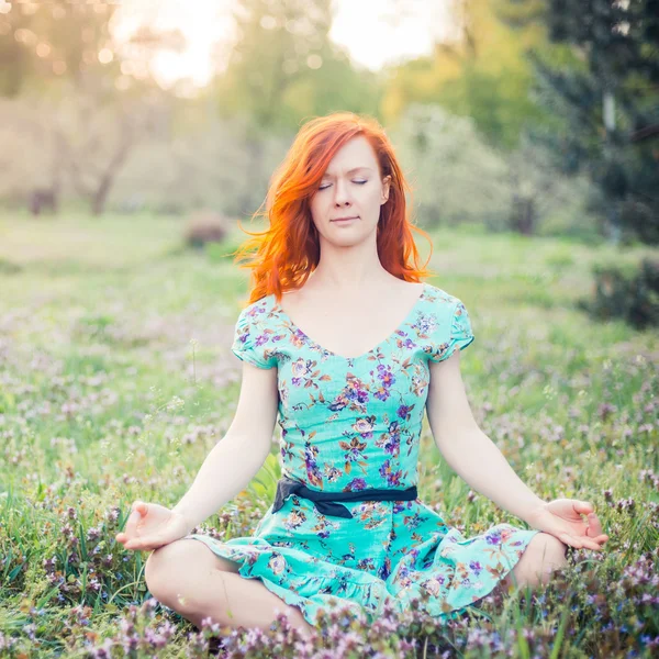 Young woman doing yoga in Park — Stock Photo, Image