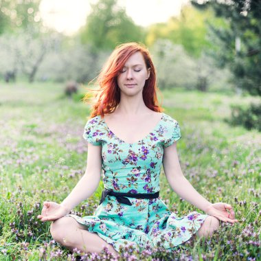 güzel kadın parkta meditasyon