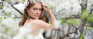 Bahar çiçeği içinde güzel bir gelin