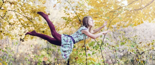 Levitation portrait of young woman — Stock Photo, Image