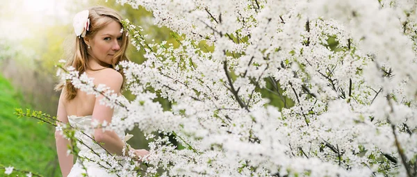 Pięknej narzeczonej w wiosna blossom — Zdjęcie stockowe