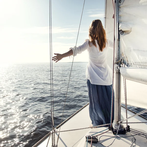 Frau bleibt auf Segelboot — Stockfoto