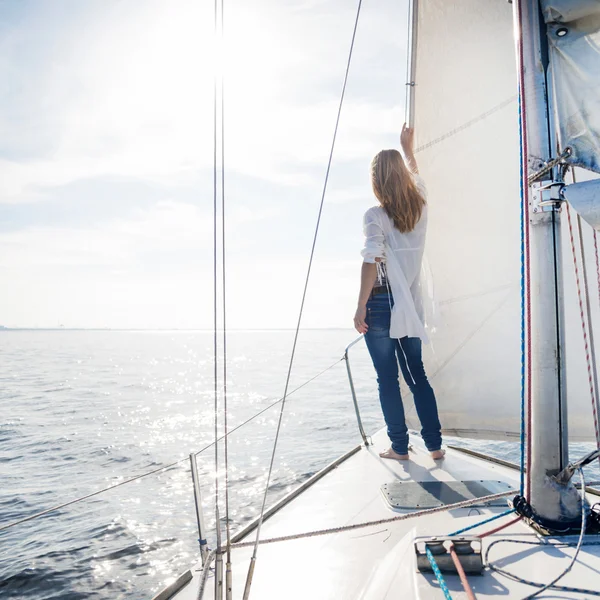 Frau bleibt auf Segelboot — Stockfoto
