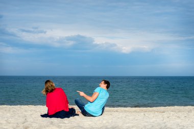 Bir plajda komik Çift