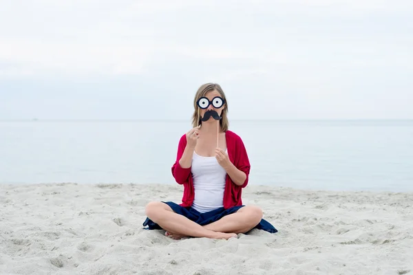 Mujer divertida en una playa — Foto de Stock