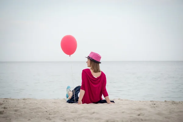 Chica feliz sosteniendo globo de aire — Foto de Stock