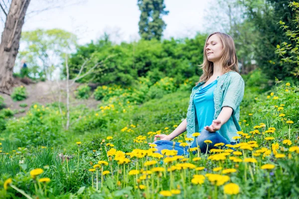 Mulher bonita meditar no parque — Fotografia de Stock