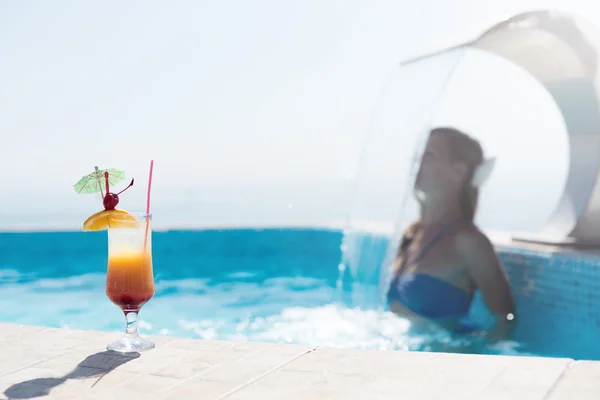 Woman relaxing at the pool — Stock Photo, Image