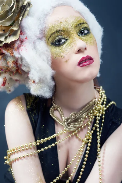 Retrato de mulher jovem com maquiagem criativa — Fotografia de Stock