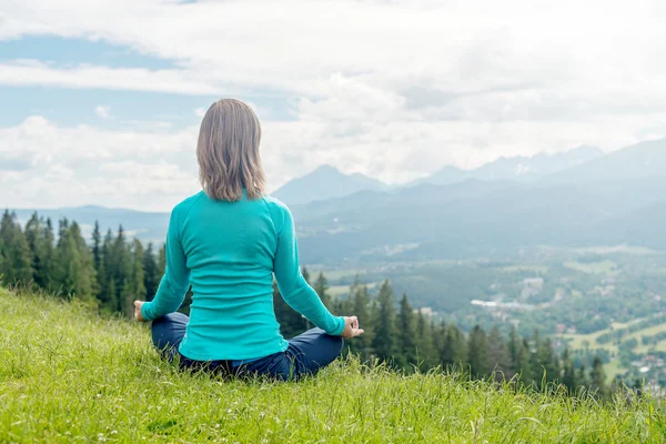 Kadın meditasyon dağlar — Stok fotoğraf