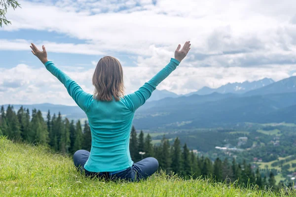 Kadın meditasyon dağlar — Stok fotoğraf