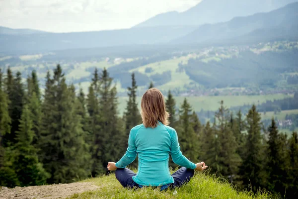 Kadın meditasyon dağlar — Stok fotoğraf