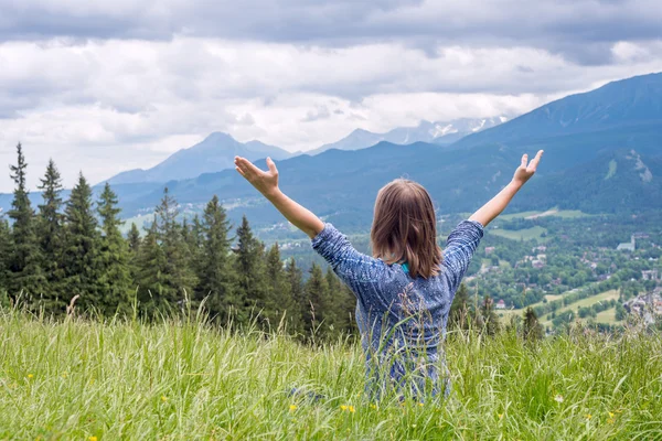 Nő meditálni a hegyek — Stock Fotó