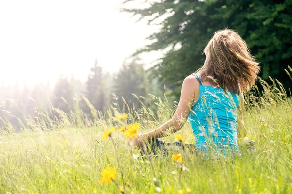 Mujer meditar en las montañas — Foto de Stock