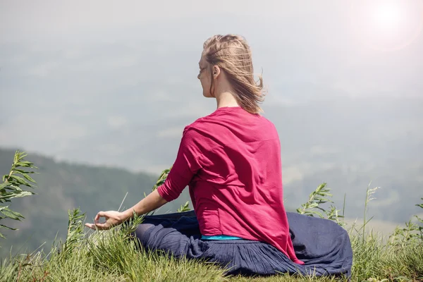 Женщина медитирует в горах — стоковое фото