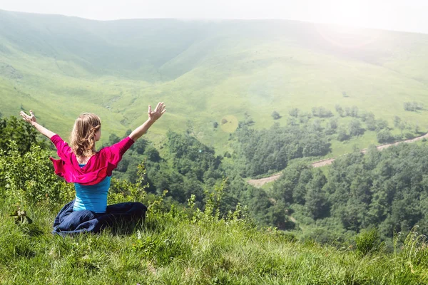 Kadın meditasyon dağlar — Stok fotoğraf