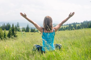 Kadın meditasyon dağlar