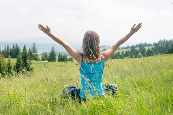 Kvinnan meditera på bergen — Stockfoto