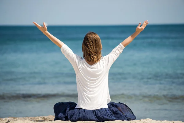 Mujer meditando en el mar —  Fotos de Stock