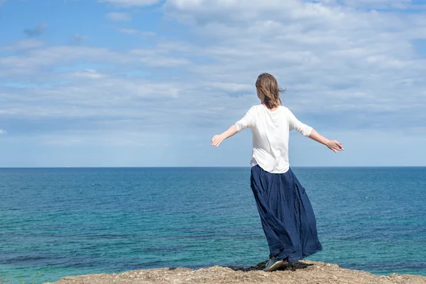 Donna in piedi sulla spiaggia — Foto Stock