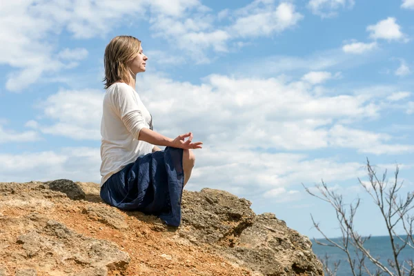 Mulher meditando no mar — Fotografia de Stock