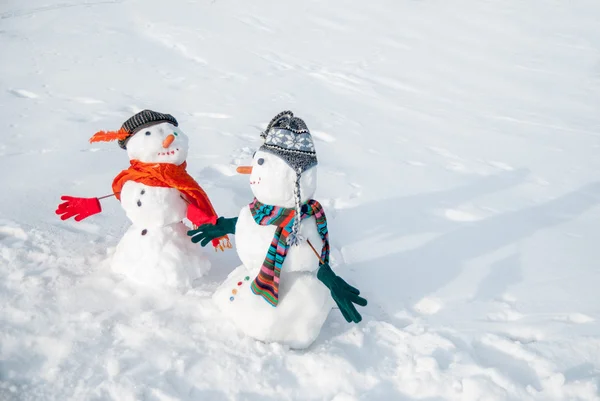 Två snögubbar - en härlig par — Stockfoto