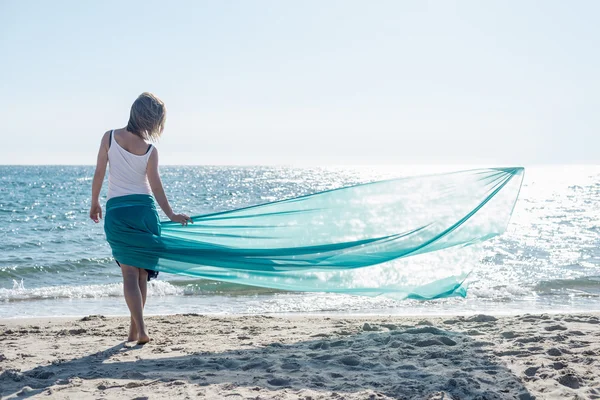 Femme avec un tissu coloré Images De Stock Libres De Droits