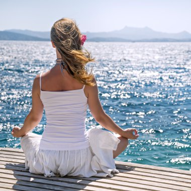 Denizde meditasyon yapan bir kadın