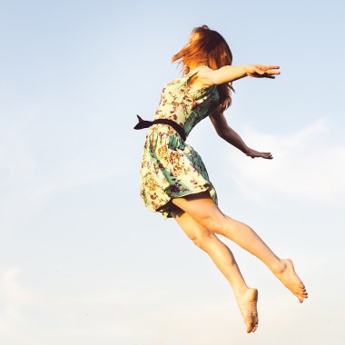 mutlu genç kadın atlama