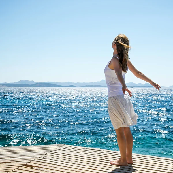 Frau am Meer — Stockfoto