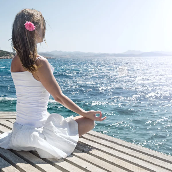 Denizde meditasyon yapan bir kadın