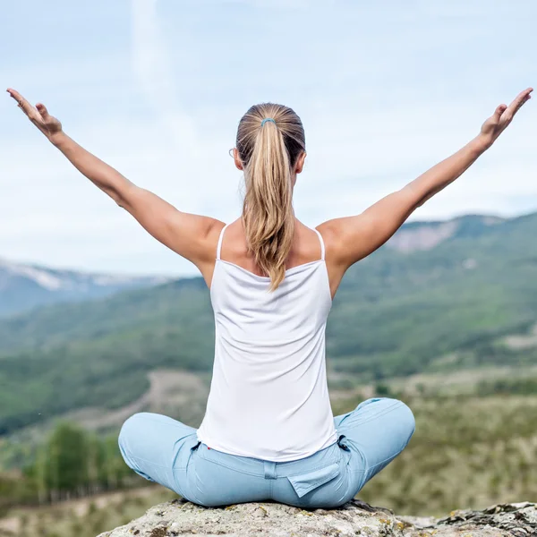 Mujer meditar en las montañas — Foto de Stock