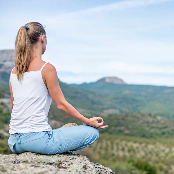Mulher Meditar nas Montanhas — Fotografia de Stock