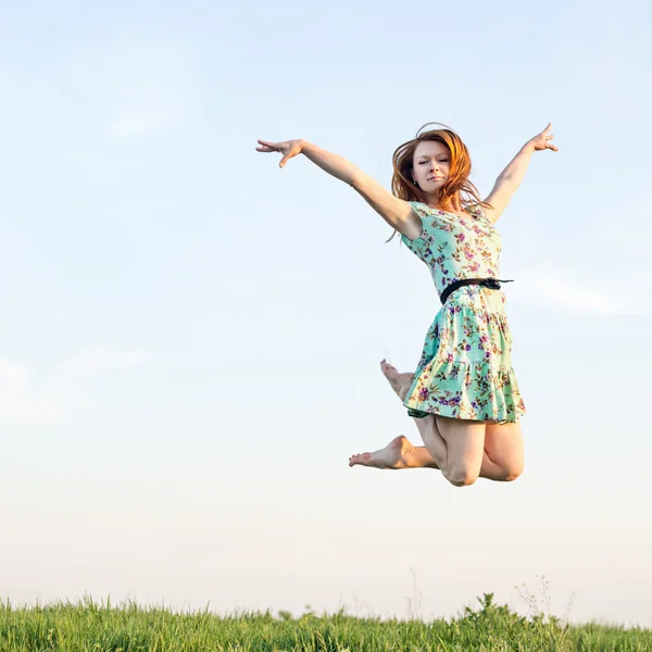 Feliz mujer joven saltando — Foto de Stock