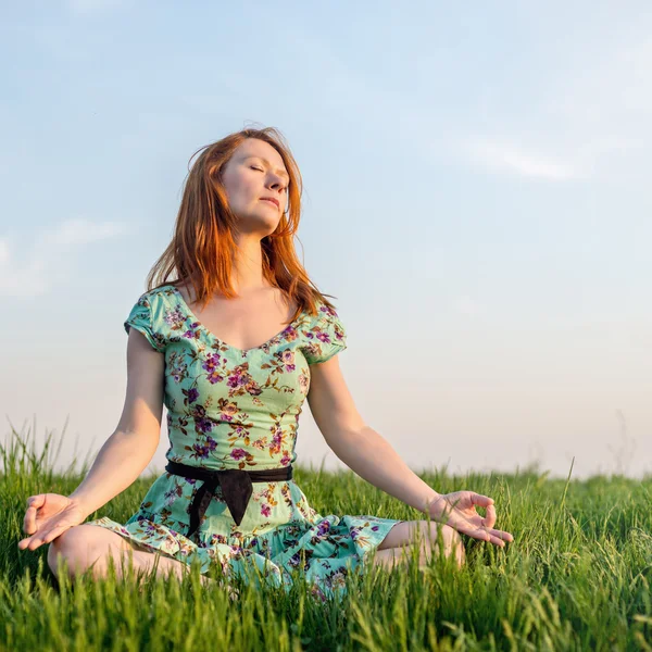 Mujer bonita meditar en el parque — Stockfoto