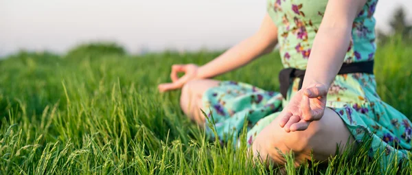 Mujer bonita meditar en el parque — Stockfoto