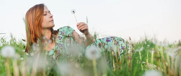 Девушка лежит на цветочном поле — стоковое фото