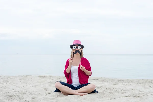 Mujer divertida en una playa — Foto de Stock